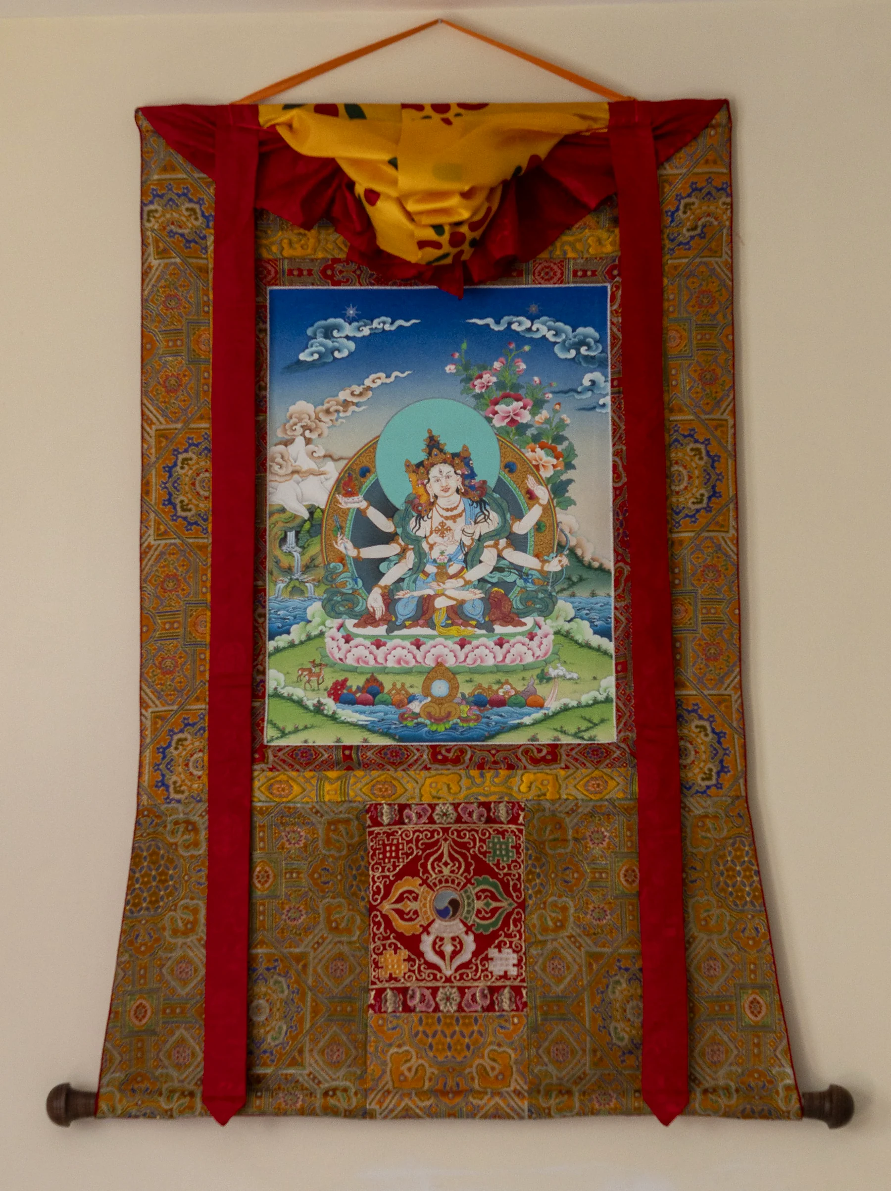 Uṣṇīṣavijayā thangka with full brocade mount